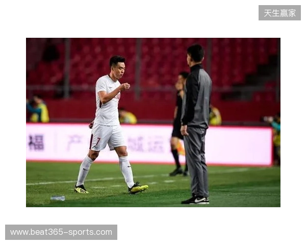 飞踹座椅染红！玉昆官方：门将教练米克尔造成恶劣影响，罚款2万